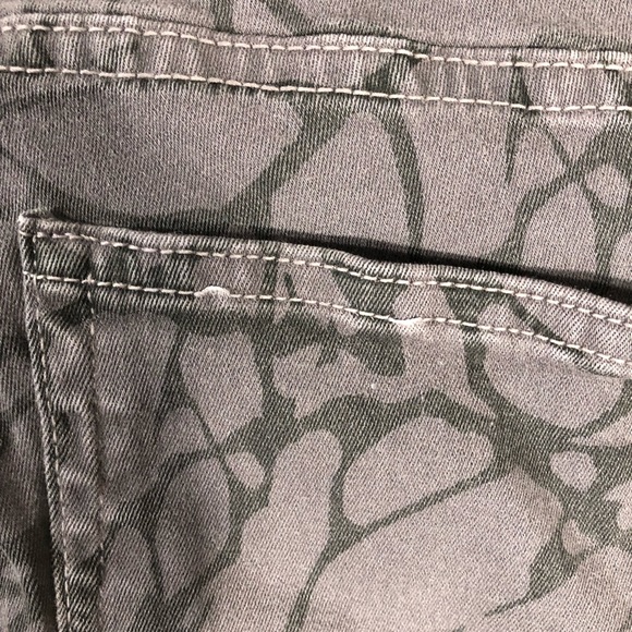 PAIGE Skyline Skinny Leaf Print Low Rise Jeans - Picture 3 of 8